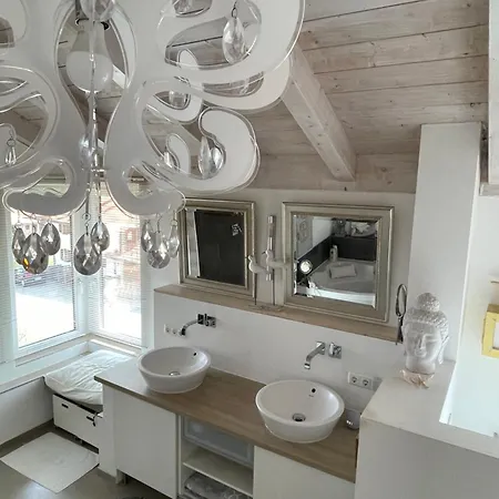2 Moderne Schlafzimmer Mit Grossem Bad 62qm - Architektenhaus, Ruhig, 2 Min A8 Apartment